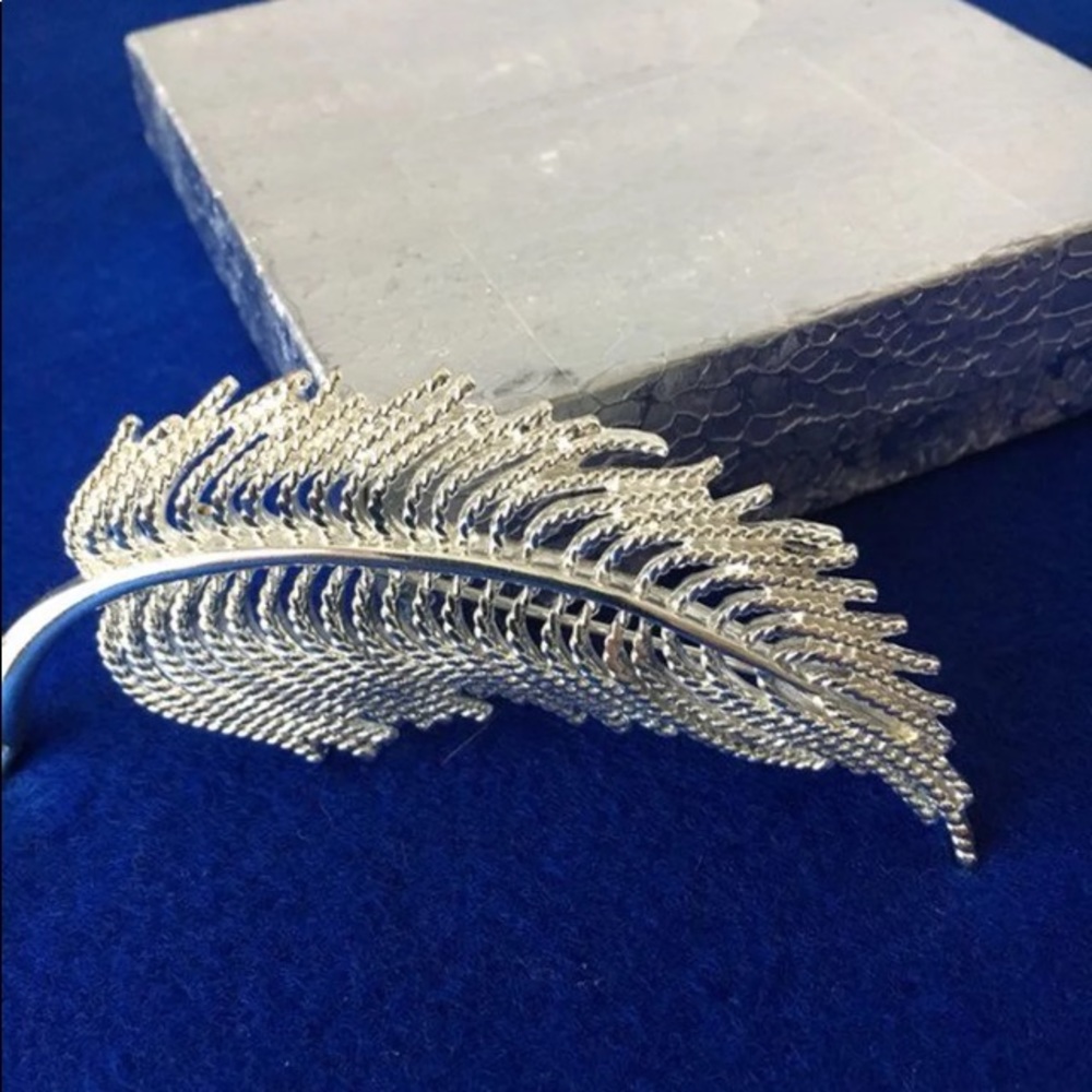 Fashion Jewelry- Brooch - Picture 2 of 3